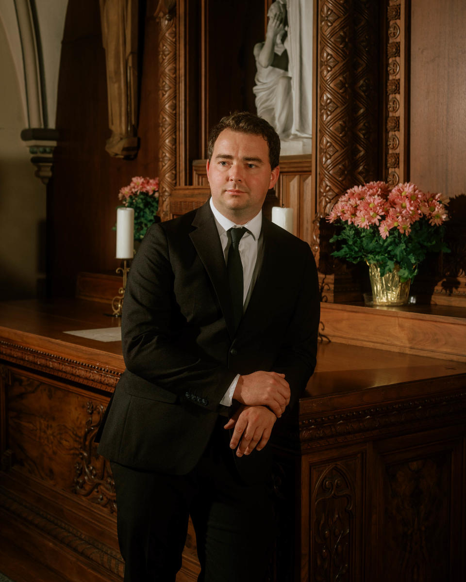 Jake Smith, en la Iglesia Católica Romana Santa Isabel de Hungría en Denver, el 2 de abril de 2024. Smith era estudiante de Medicina de tercer año cuando volvió a experimentar los pensamientos que tuvo en su adolescencia de unirse al sacerdocio. (Matthew DeFeo/The New York Times)