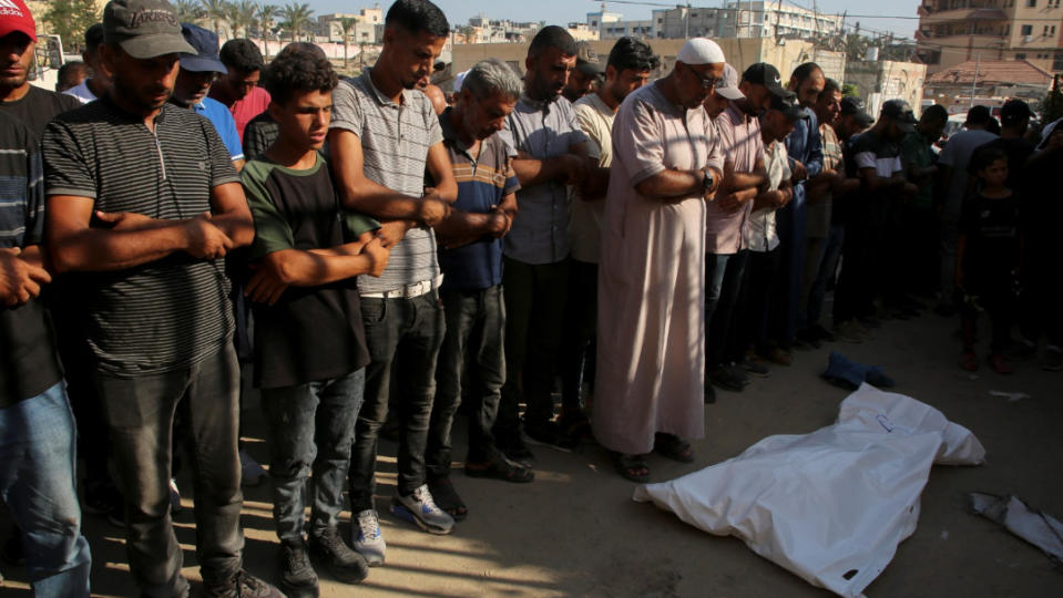 巴勒斯坦人7月10日在加薩南部的甘尤尼斯，向空襲中死亡的同胞致哀。路透社