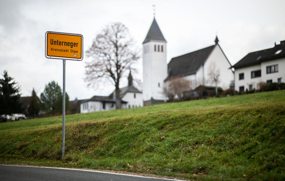 Das Ortsschild des Ortsteils Unterneger, das zu dem Ort Neger bei Olpe gehört (Bild: Jonas Güttler/dpa)