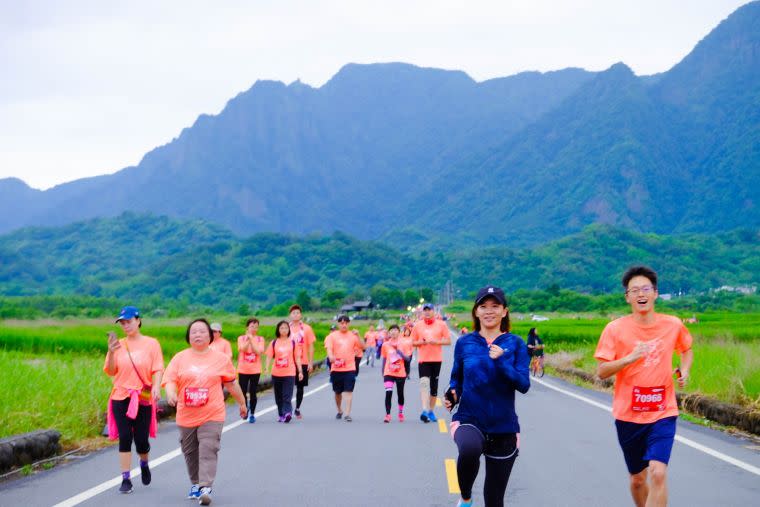 選手奔馳在金剛大道上。大會提供