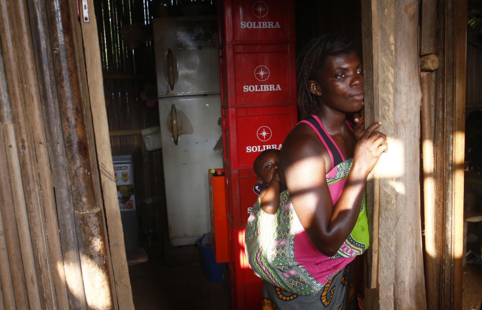 A woman and child near a cocoa farm in the village of Monga, in Alepe, Ivory Coast. Cocoa farmers live in poverty while working as suppliers for cocoa companies (Photo: Thierry Gouegnon for HuffPost)