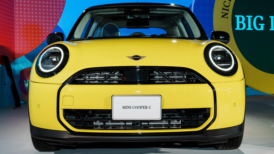 第5代MINI Cooper 依舊保有著經典渾圓的頭燈設計。（圖／林昱丞攝影）