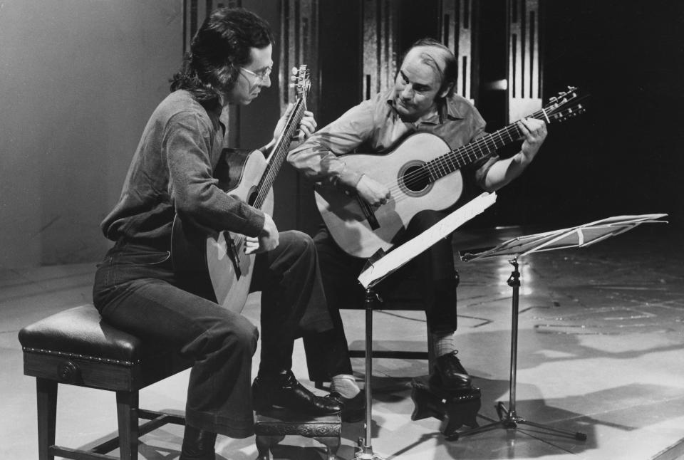 The Australian guitarist John Williams (left) and Julian Bream performing, November 1972 - Don Smith/Radio Times/Getty Images