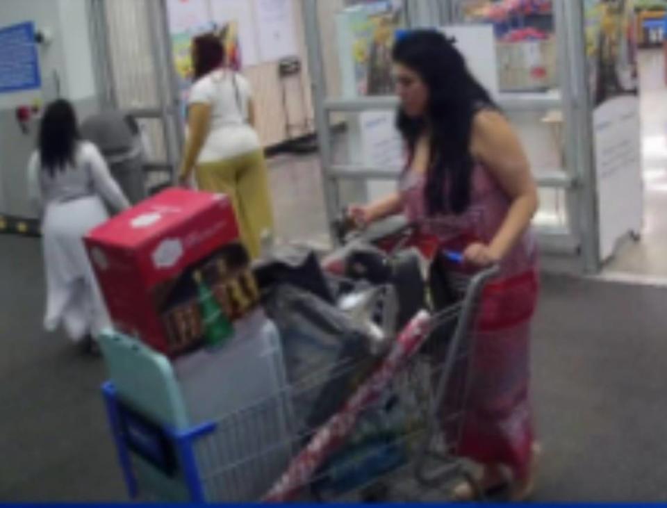 Imágenes de cámaras de seguridad muestran a Lubby Navarro saliendo de Walmart con un carrito lleno de artículos personales que, según la Fiscalía Estatal del Condado Miami-Dade, compró con su tarjeta de crédito emitida por el distrito escolar.