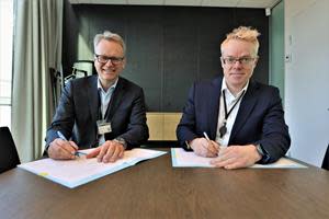 Elkem's CFO Morten Viga and Statkraft's EVP Markets, Hallvard Granheim signing a 10-years power purchase agreement for Elkem Bremanger.