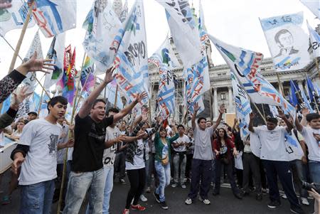 Pro-government demonstrators shout slogans against Argentine Clarin magazine outside the Congress building in Buenos Aires October 29, 2013. REUTERS/Enrique Marcarian