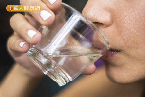 林建良醫師提醒，夏季抗暑的最佳飲品，還是以開水為主。
