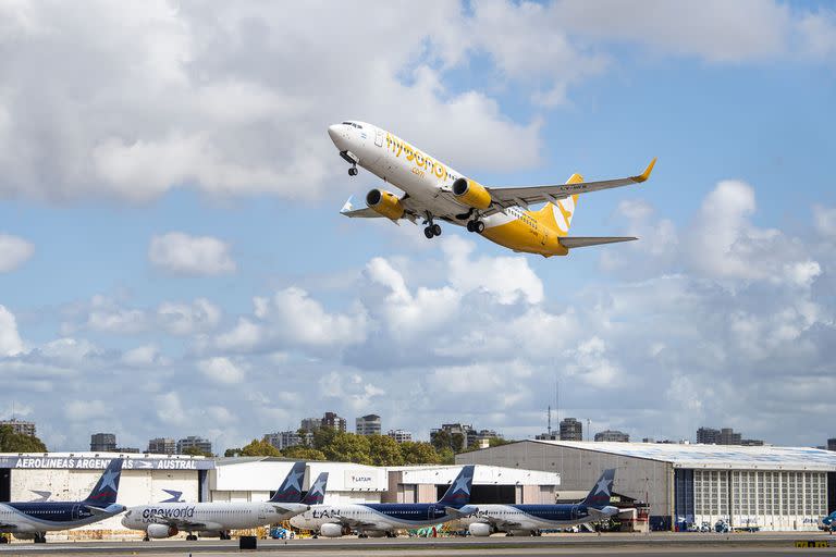 Flybondi reanudará sus vuelos a Brasil y Uruguay