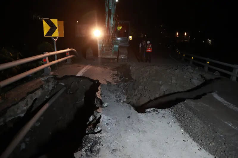 ▲花蓮發生強震，花東地區公路傳出多區災阻，其中台11線等主要道路陸續搶通中。圖為台11線災損狀況。（圖／NOWnews攝影中心）