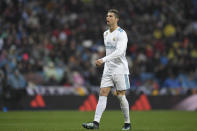 <p>Mécontent de son traitement au Real Madrid, Cristiano Ronaldo pourrait bien quitter la capitale espagnole l’été prochain. <a rel="nofollow" href="https://uk.sports.yahoo.com/news/exclusive-real-madrid-tell-cristiano-ronaldo-can-leave-putting-psg-manchester-united-red-alert-202307785.html" data-ylk="slk:Selon nos confrères britanniques de Yahoo Sport UK;elm:context_link;itc:0;sec:content-canvas;outcm:mb_qualified_link;_E:mb_qualified_link;ct:story;" class="link  yahoo-link">Selon nos confrères britanniques de <em>Yahoo Sport UK</em></a>, le quintuple Ballon d’Or a été autorisé à quitter la Maison Blanche dans quelques mois. Florentino Perez serait disposé à lâcher Cristiano Ronaldo pour 100M€. La destination privilégiée par le Portugais en cas de départ, Manchester United, a pris du plomb dans l’aile ces derniers jours. José Mourinho ne serait pas très chaud à l’idée de travailler de nouveau avec son compatriote. Le PSG ? À part si Neymar quitte le club parisien lors du prochain mercato, on voit mal comment CR7 pourrait atterrir à Paris. </p>