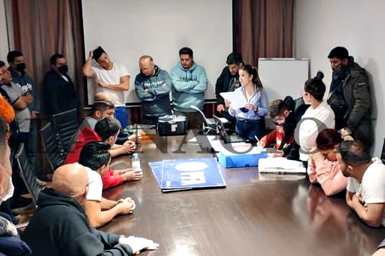 Las fuerzas de seguridad y los demorados durante la lectura del acta en el hotel de Canning; fue a principios de junio