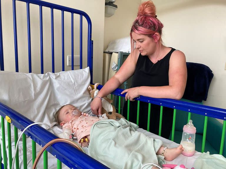 Teddi y Ally Shaw en el hospital infantil Royal de Manchester.