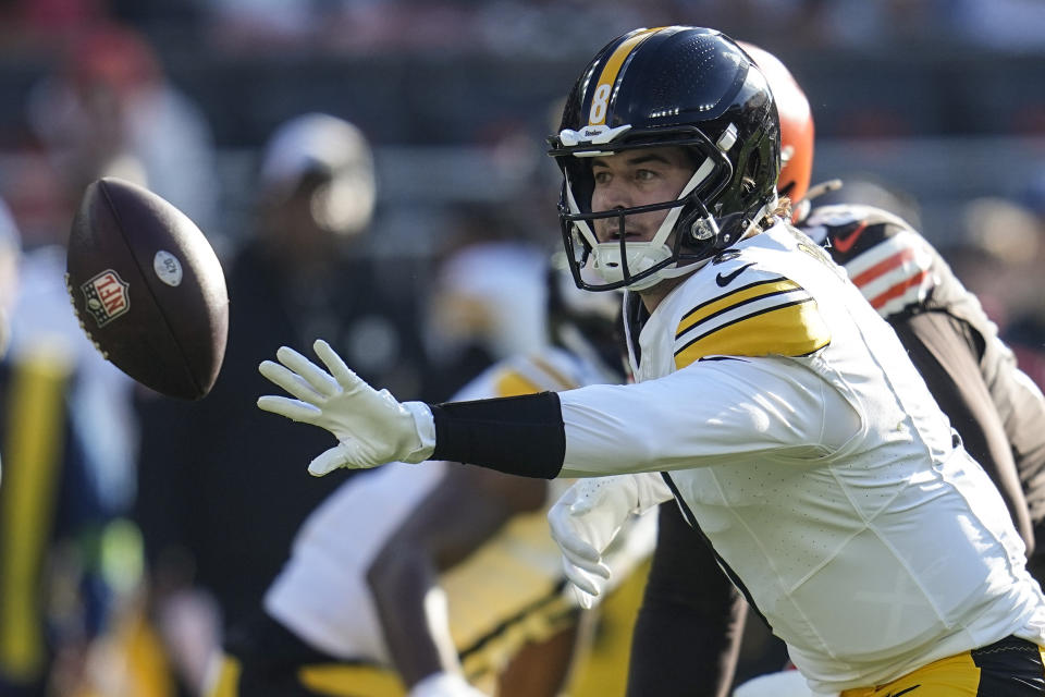 Pittsburgh Steelers quarterback Kenny Pickett (8) pitches the ball against the Cleveland Browns during the second half of an NFL football game, Sunday, Nov. 19, 2023, in Cleveland. (AP Photo/Sue Ogrocki)