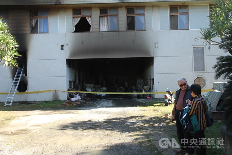 台南市玉井區集合住宅「真理家族前輩堂」14日凌晨傳出火警，造成7人死亡。負責人張和平（前）14日上午回到現場關心，對媒體表示，已對縱火的曾姓男子仁至義盡。（中央社）