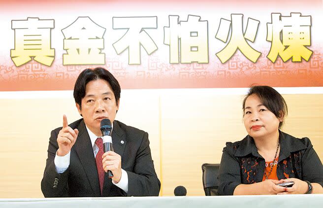 前台南市議長賴美惠涉嫌詐領助理費232萬元，被台南地檢署依貪汙罪嫌提起公訴。圖為2015年11月6日，賴美惠（右）捲入涉賄案，時任台南市長賴清德（左）力挺，高分貝表達對於司法的不滿。（本報資料照片）