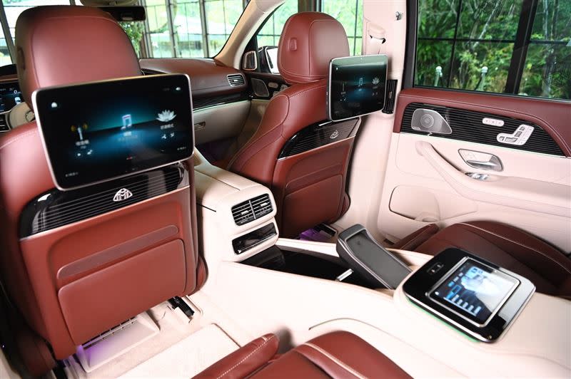 Mercedes-Maybach GLS 600 4MATIC後座配有雙11.6 吋 MBUX後座娛樂系統觸控螢幕，以及一只可拆式後座觸控平板，科技與豪華完美並行。（圖／Mercedes-Benz提供）