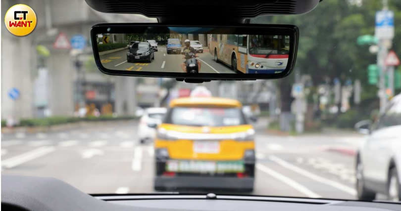 Clear Sight可切換電子車內後視鏡，在光源不足以及大雨視線不佳時更能顯示其存在價值。（圖／方萬民攝）