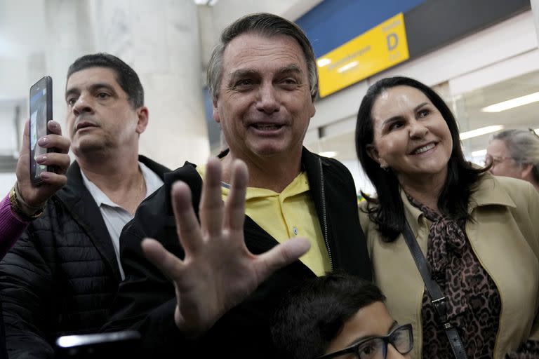 El expresidente brasileño Jair Bolsonaro se toma fotografías con partidarios a su llegada al aeropuerto de Río de Janeiro, Brasil, el jueves 29 de junio de 2023. (AP Foto/Silvia Izquierdo)