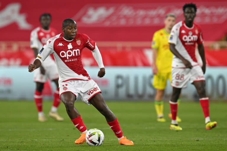 El jugador maliense del Mónaco Mohamed Camara controla el balón durante el partido de Ligue 1 contra el Nantes, en el estadio Louis II de Mónaco, el 19 de mayo de 2024 (Nicolas TUCAT)