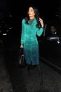 <p>Peu de personnes sont capables d’assurer le look trench turquoise en daim… mais ça semble inné chez Amal. (Photo par SAV/GC Images)</p>