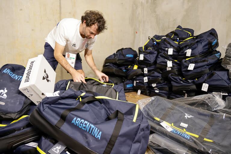 Agustín Zavalia, de Le Coq Sportif, separando y acomodando la indumentaria para los atletas argentinos