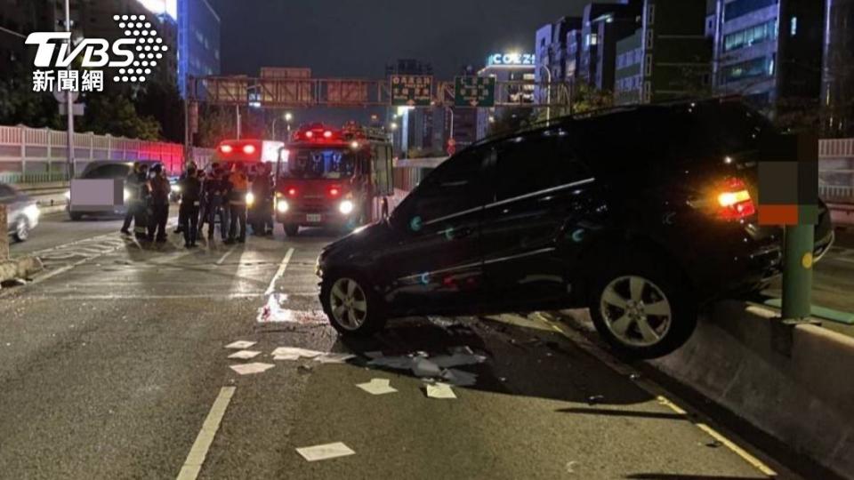 賓士車卡在中央分隔島。（圖／TVBS）