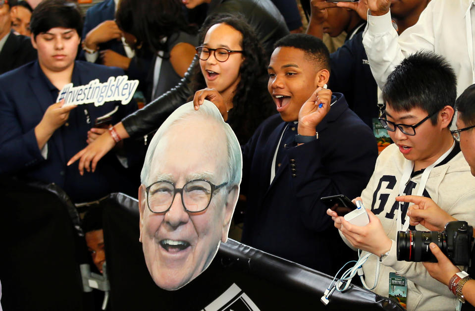 Students cheer the arrival of Berkshire Hathaway CEO Warren Buffett during the Berkshire Hathaway annual meeting weekend in Omaha, Nebraska, U.S. May 7, 2017. REUTERS/Rick Wilking