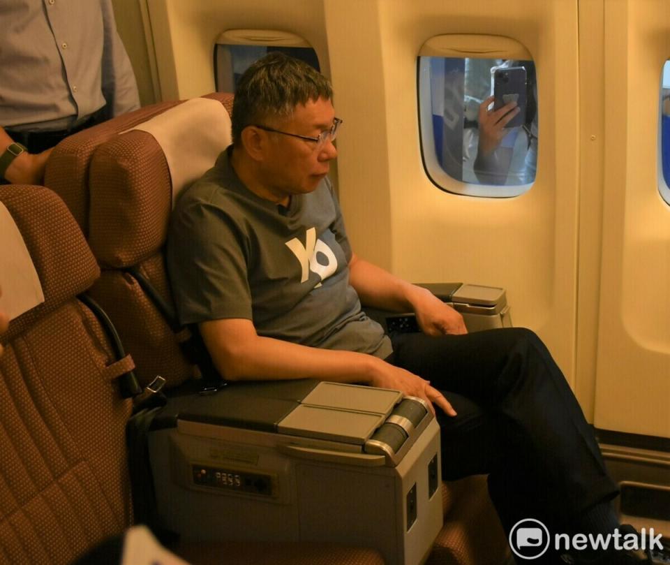 柯文哲試坐實習大樓的747客機座椅。   圖：孫家銘攝