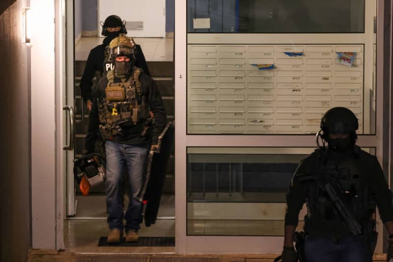 Special police forces leave the apartment building after the attack. A man describing himself as a Reich citizen "Reichsbuerger" threatened police officers in Velbert with a knife, triggering a SWAT operation. Christoph Reichwein/dpa