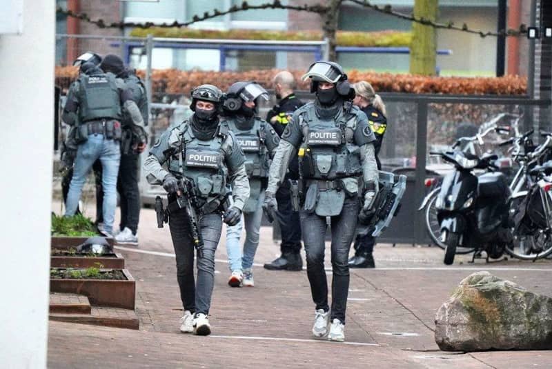 Police and emergency services arrive due to an incident in the center of Ede. Several people were taken hostage in a cafe in the Dutch city of Ede near Utrecht on Saturday. ANP/dpa