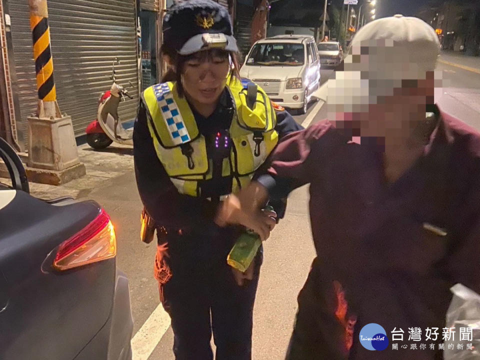 巡邏遇酒醉路倒民眾，楊梅警助返家。