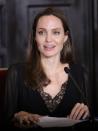 <p>On le sait, Angelina Jolie est une femme engagée aussi bien pour la protection de l’environnement que la lutte contre les violences faites aux femmes. Elle n’hésite pas, non plus, à mener différents combats auprès de l’ONU, en venant, par exemple, en aide aux réfugiés. Interviewée ce vendredi 28 décembre par la BBC, la star a laissé entendre qu’elle pourrait s’engager politiquement. “Si vous me l’aviez demandé il y a 20 ans, j’aurais ri… Mais j’ai toujours indiqué que j’irai là où je le souhaite et là où je pourrai être la plus utile” Et d’ajouter : “Je suis également capable de travailler avec les gouvernements et avec les forces armées. Je suis donc très bien placée pour pouvoir faire beaucoup de choses”<br>Crédit photo : AFP </p>