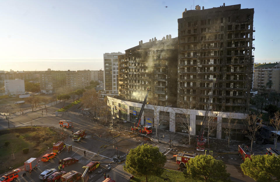 Bomberos trabajan en un edificio residencial incendiado en Valencia, España, el 23 de febrero de 2024. (AP Foto/Alberto Saiz)