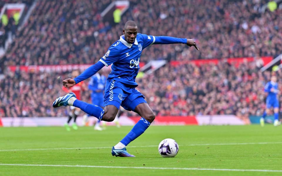 Abdoulaye Doucoure crosses the ball