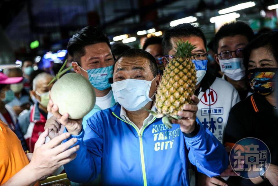 侯友宜今上午前往三重果菜批發市場視察與民眾互動。