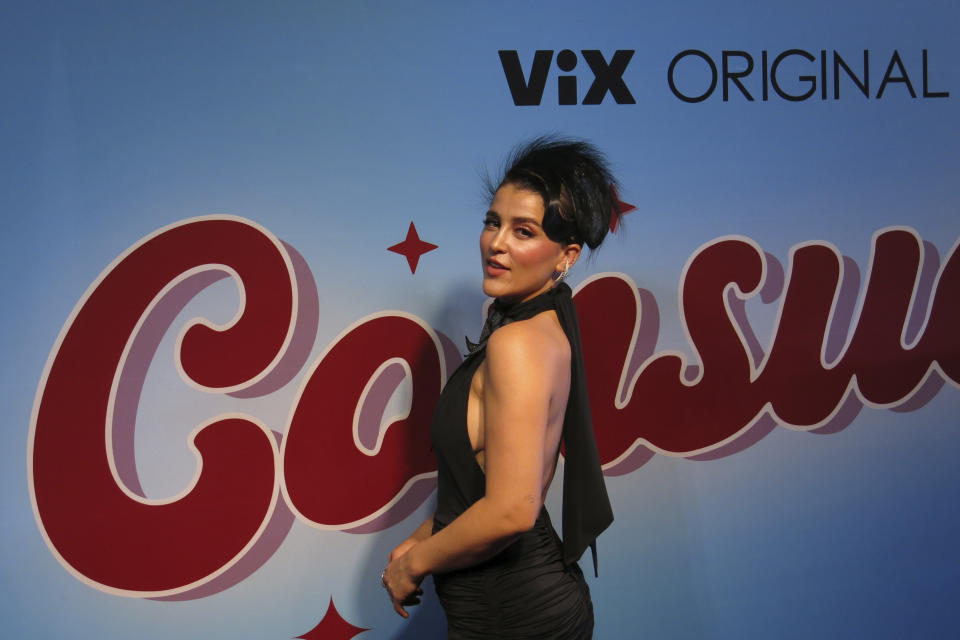 La actriz mexicana Cassandra Sánchez-Navarro posa en la alfombra roja de la serie de ViX "Consuelo", en la Ciudad de México el miércoles 10 de abril de 2024. (Foto AP/Berenice Bautista)