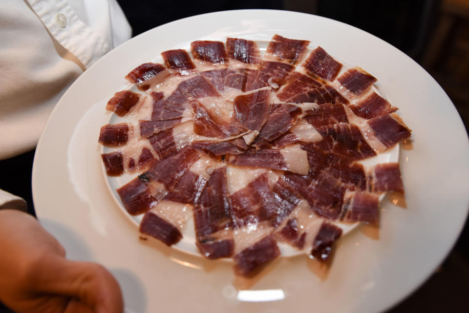 Las piezas de jamón deben estar rigurosamente etiquetas para que el consumidor sepa cuál es su procedencia y el tipo de alimentación del cerdo del que procede. (Foto: EFE)