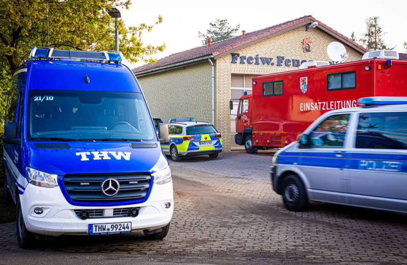 Vehicles from the Federal Agency for Technical Relief (THW), the police and the fire department park on the grounds of the Elm volunteer fire department this morning as part of a search operation for a missing six-year-old child in northern Lower Saxony. Moritz Frankenberg/dpa