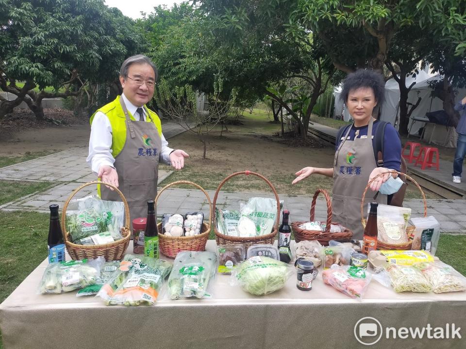 譚敦慈老師與農糧署長胡忠一一 同推廣有機農業。   唐復年/攝