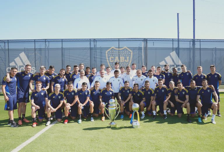 La foto institucional que se sacó Boca este jueves en el entrenamiento, con los trofeos conseguidos este año