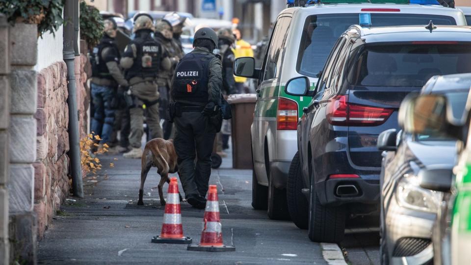 Polizisten stehen am Rand eines Gebäudes, in dem sich ein bewaffneter Mann verschanzt hat. Foto: Frank Rumpenhorst