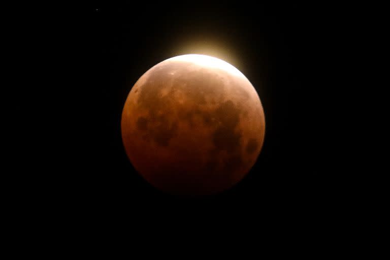 ARCHIVO - La Luna luce iluminada durante un eclipse lunar total el miércoles 26 de mayo de 2021, en Santa Mónica, California. (AP Foto/Ringo H.W. Chiu)