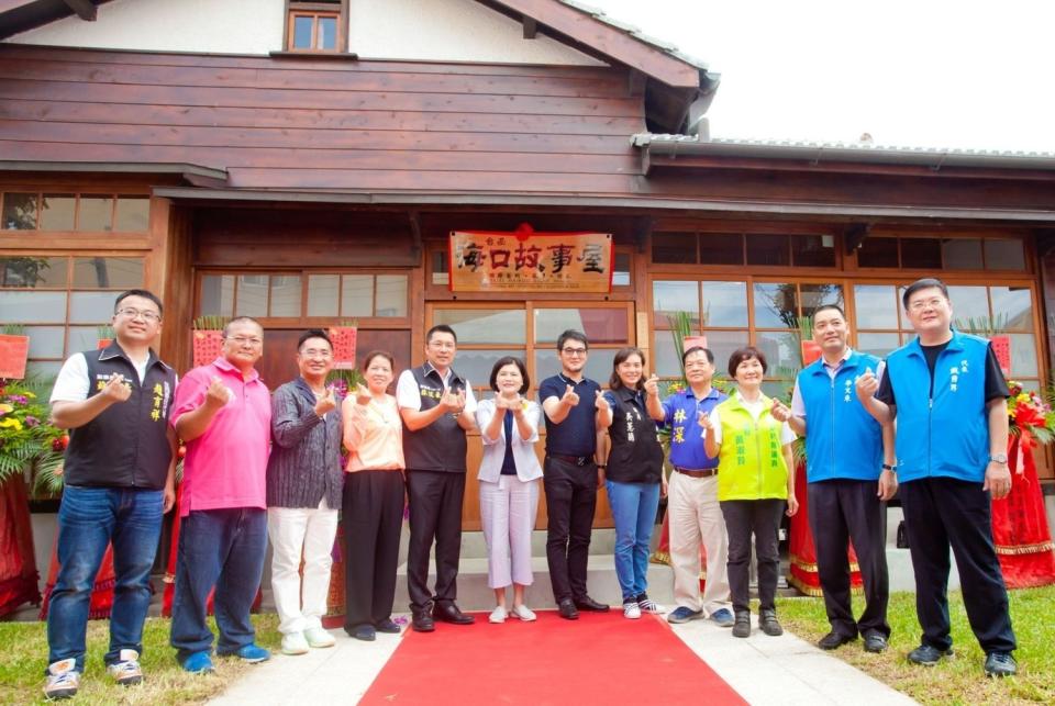 開館茶會，縣長張麗善、立法委員劉建國等人大合照。   圖：台西 海口故事屋臉書／提供