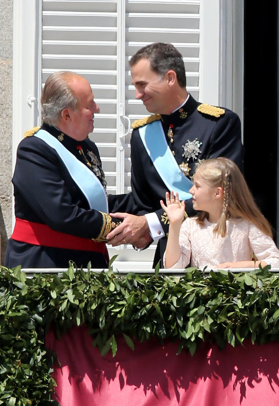 <p>Juan Carlos I anunció el 3 de agosto de 2020 su decisión de abandonar España, pero fue en 2014 cuando abdicó del trono a favor de su hijo. De la coronación de Felipe VI nos quedamos con esta foto que captaron las cámaras en el balcón real. (Foto: Christopher Furlong / Getty Images)</p> 