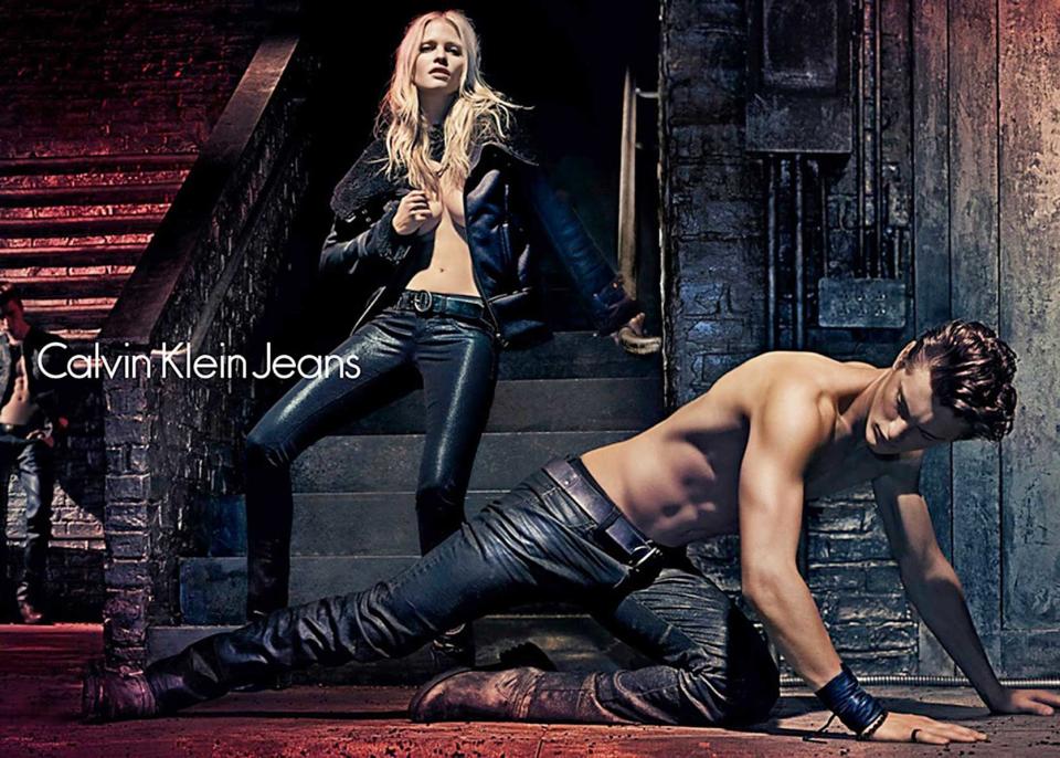 <p>Extrem sexy – trotz Jacke und Hose – wirbt Model Lara Stone neben US-Football-Star Myles Crosby für die Herbst/Winter-Kollektion 2012 von Calvin Klein Jeans. Für das Label ein ungewöhnlich düsterer Industrie-Look, verglichen mit den sonst sehr cleanen Inszenierungen der Fotos. (Bild: ddp Images/ Calvin Klein) </p>