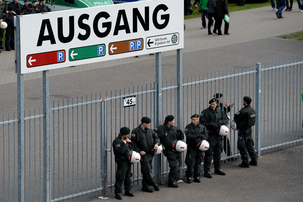 Müssen oft aufpassen: Polizisten in Deutschland. (Bild: Getty Images)