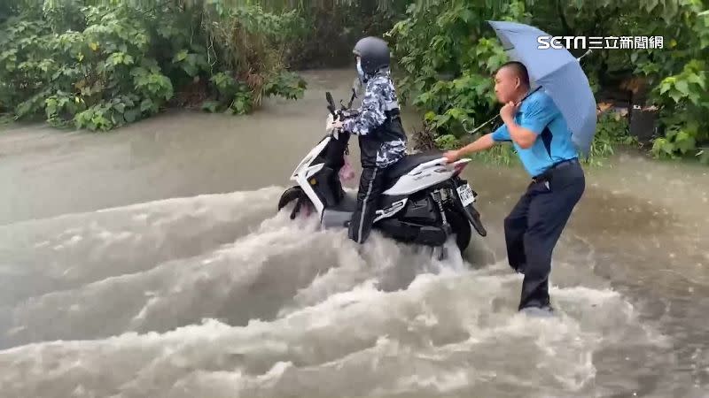 台南多處積水，有機車騎士經過差點被沖進去。