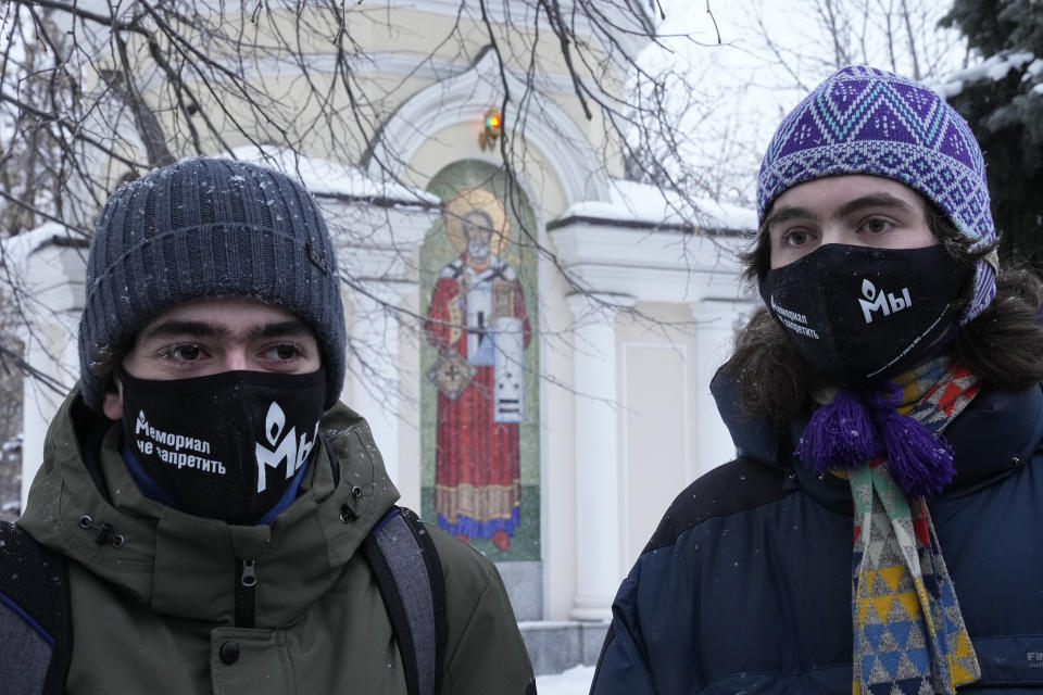 ARCHIVO - Partidarios del grupo de derechos humanos Memorial , luciendo máscaras con la leyenda "El Memorial no puede ser proscrito", se reúnen delante de la Corte de Moscú, Rusia, el 29 de diciembre de 2022. (AP Foto/Alexander Zemlianichenko)