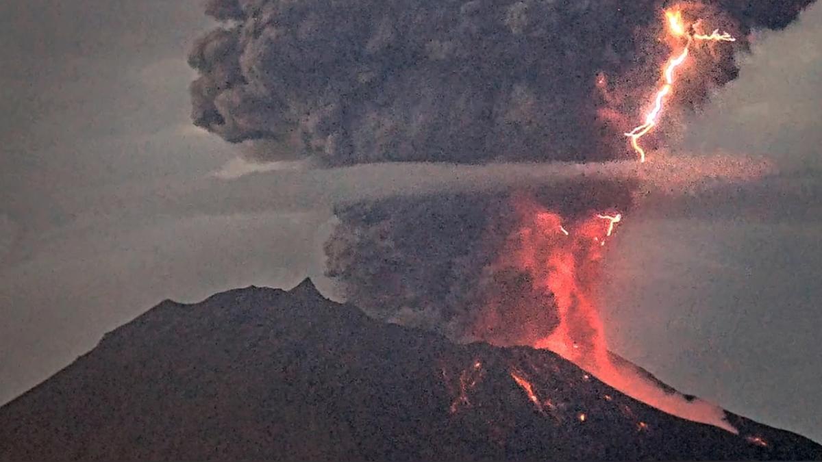 Spectacular eruption at Sakurajima volcano in Japan Smoke soars three