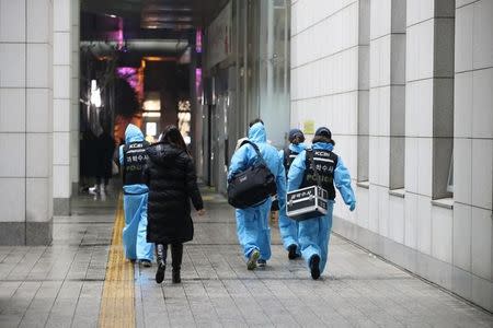 Korea Crime Scene Investigation staff enter a hospital where Kim Jong-hyun, the lead singer for South Korea's top boy band Shinee was taken into, in Seoul, South Korea, December 18, 2017. Yonhap/via REUTERS